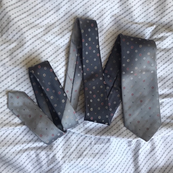 ๐ 10/$10 ๐ Gray Tie with flowers 3โ THE SOVEREIGN Tailored by BARRY - Picture 2 of 14